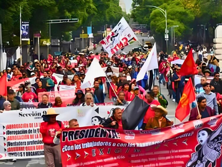 Marchas, bloqueos, plantones, liberación de casetas de peaje, durante el primer día del paro nacional de la CNTE. /AMEXI