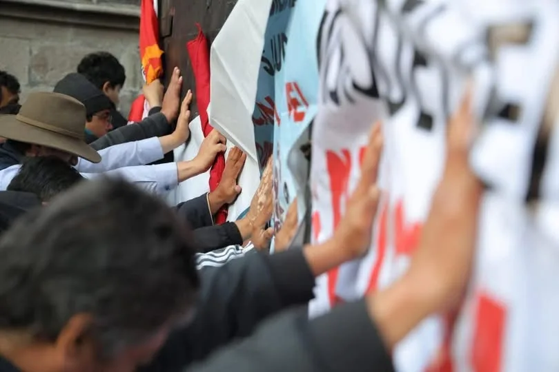 Docentes de la CNTE empujan las vallas que cercan el Palacio Nacional. /AMEXI
