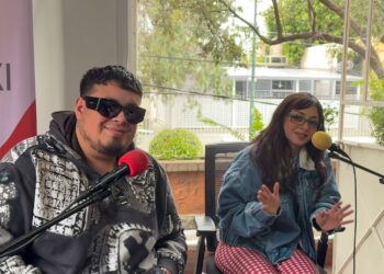 Cachirula & Loojan sentados frente a micrófonos durante su entrevista, discutiendo el éxito de 'Sexolandia' y su llegada a Coachella 2026.