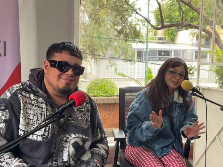 Cachirula & Loojan sentados frente a micrófonos durante su entrevista, discutiendo el éxito de 'Sexolandia' y su llegada a Coachella 2026.