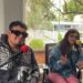 Cachirula & Loojan sentados frente a micrófonos durante su entrevista, discutiendo el éxito de 'Sexolandia' y su llegada a Coachella 2026.