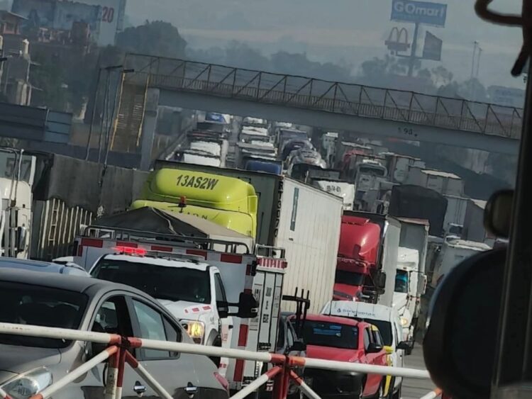 Caos vehicular en la México-Puebla por cierre del Arco Norte. Foto Redes Sociales