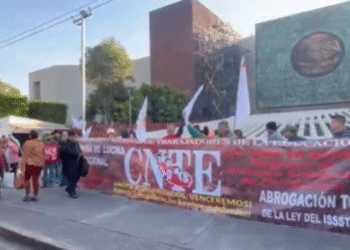 Integrantes de la CNTE instalan campamento afuera de la Cámara de Diputados