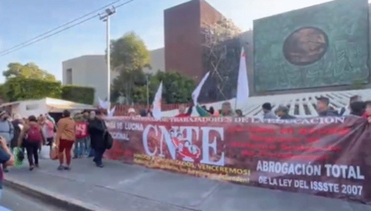 Integrantes de la CNTE instalan campamento afuera de la Cámara de Diputados