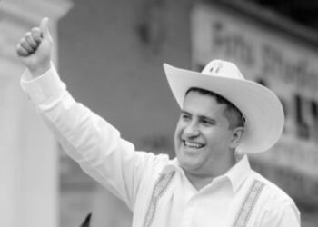 De velas a veladoras; la lista de funcionarios asesinados rebasa al gobierno