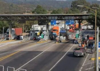 Bloqueos carreteros. Caseta de Zinapecuaro, Michoacán, bloqueada. AMEXI Foto Redes Sociales