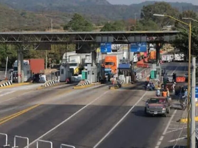 Bloqueos carreteros. Caseta de Zinapecuaro, Michoacán, bloqueada. AMEXI Foto Redes Sociales
