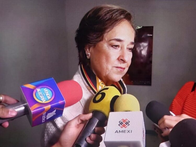 Cecilia Occelli habla con medios de comunicación sobre su papel en el histórico concierto de Juan Gabriel en Bellas Artes.