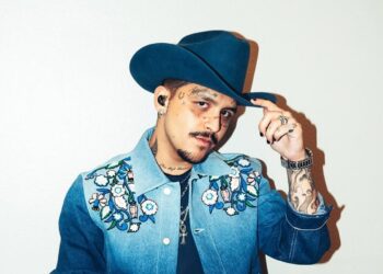 Christian Nodal salió de los juzgados tras resolución que lo libera de proceso penal.