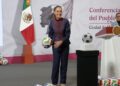 Claudia Sheinbaum avienta balones del Mundial de futbol 2026 en la mañanera. AMEXI Foto captura de video