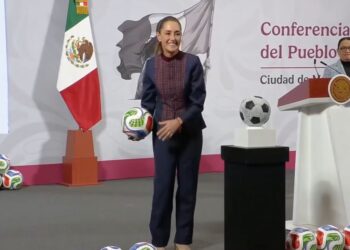 Claudia Sheinbaum avienta balones del Mundial de futbol 2026 en la mañanera. AMEXI Foto captura de video