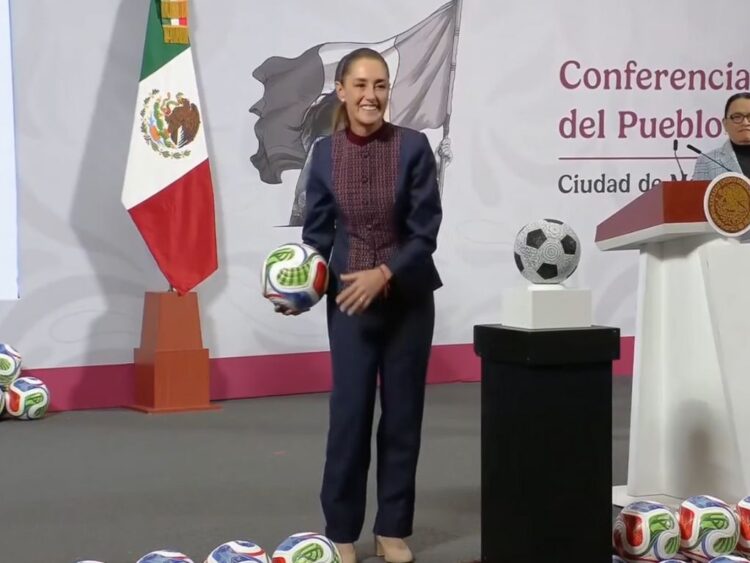 Claudia Sheinbaum avienta balones del Mundial de futbol 2026 en la mañanera. AMEXI Foto captura de video