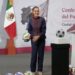 Claudia Sheinbaum avienta balones del Mundial de futbol 2026 en la mañanera. AMEXI Foto captura de video