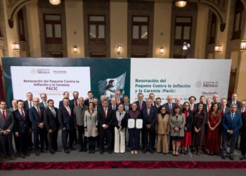 Claudia Sheinbaum firma con productores y cadenas de autoservicio la renovación del Paquete Contra la Inflación y la Carestía (Pacic). AMEXI Foto Presidencia