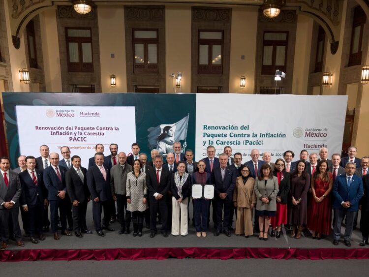 Claudia Sheinbaum firma con productores y cadenas de autoservicio la renovación del Paquete Contra la Inflación y la Carestía (Pacic). AMEXI Foto Presidencia