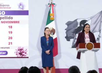 Claudia Sheinbaum y la secretaria del Bienestar, Ariadna Montiel Reyes, en la conferencia del 17 de noviembre de 2025. AMEXI Foto Presidencia