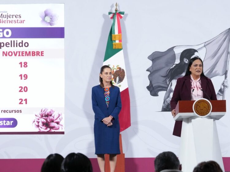 Claudia Sheinbaum y la secretaria del Bienestar, Ariadna Montiel Reyes, en la conferencia del 17 de noviembre de 2025. AMEXI Foto Presidencia