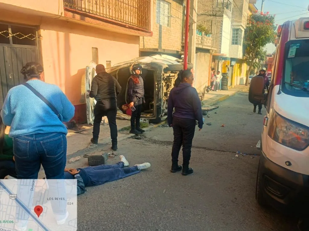 Colectivo volcado en La Paz, Edomex. Dos fallecidos. /AMEXI 