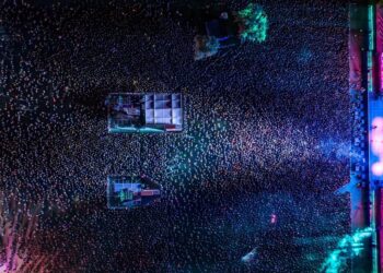 Vista aérea nocturna del Corona Capital 2025 con el público abarrotando el escenario principal.