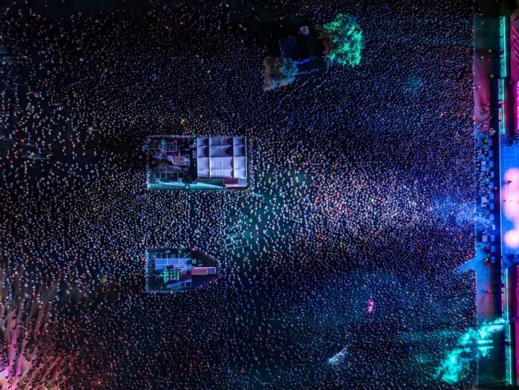 Vista aérea nocturna del Corona Capital 2025 con el público abarrotando el escenario principal.
