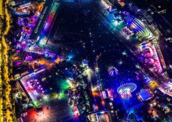 Vista panorámica nocturna del Corona Capital 2025 mostrando todos los escenarios iluminados y al público disfrutando del festival.