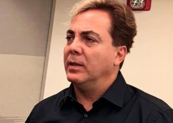 Retrato de Cristian Castro mostrando su expresión seria y elegante, capturado en primer plano.