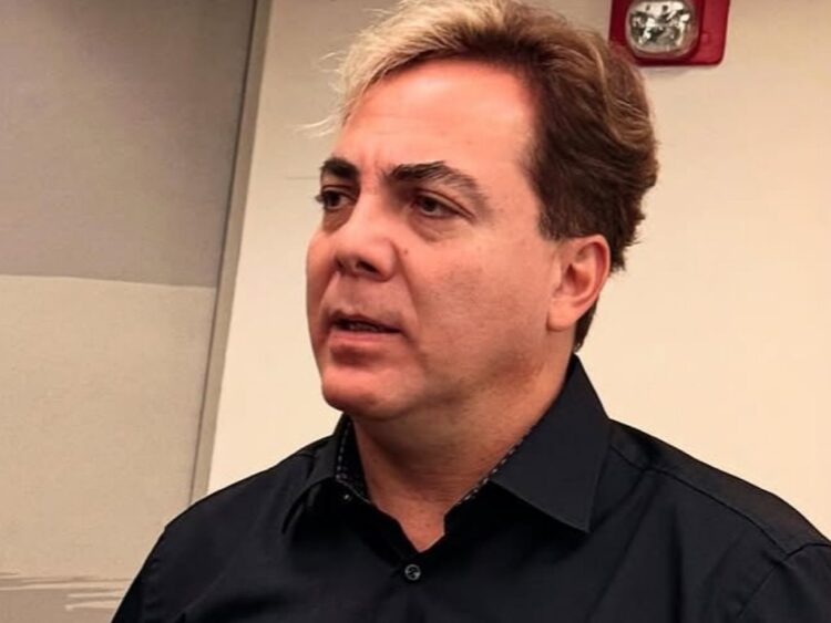Retrato de Cristian Castro mostrando su expresión seria y elegante, capturado en primer plano.