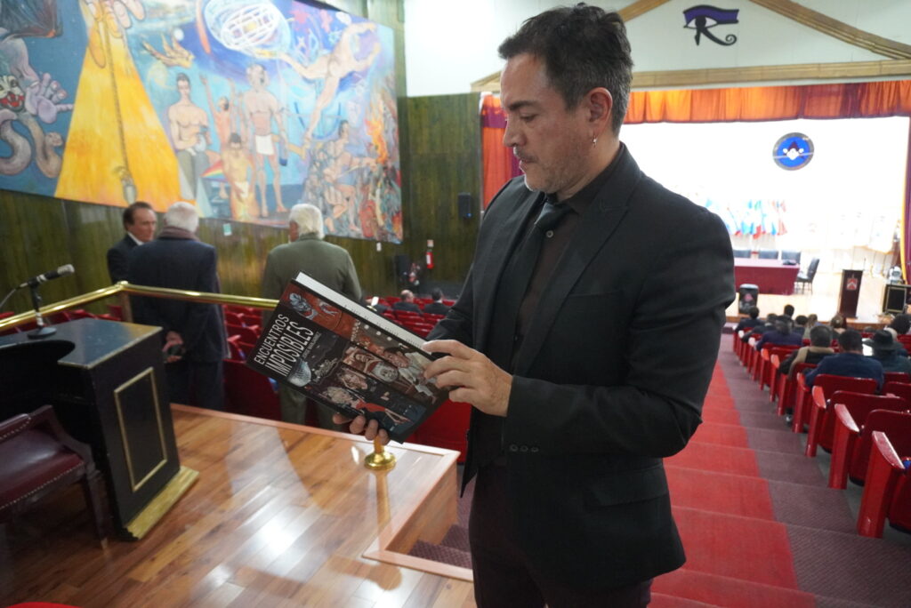 Manjarrez explica cómo la literatura le permite alcanzar la verdad a través de la sutileza, algo que el dibujo no le otorgaba. AMEXI/Foto: Aaron Cruz.