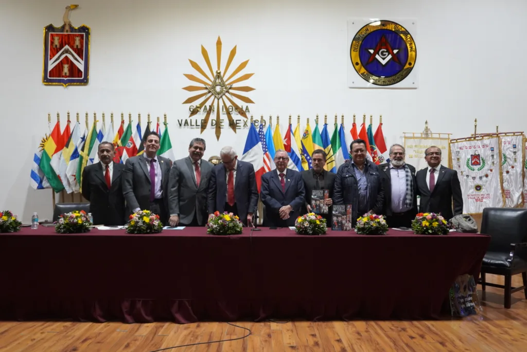 El autor detalla la "física del caos" que aplicó para unir personajes como Edgar Allan Poe y Jim Morrison en su libro. AMEXI/Foto: Aaron Cruz.