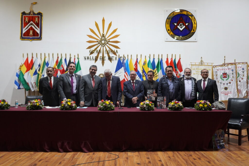 El autor detalla la "física del caos" que aplicó para unir personajes como Edgar Allan Poe y Jim Morrison en su libro. AMEXI/Foto: Aaron Cruz.