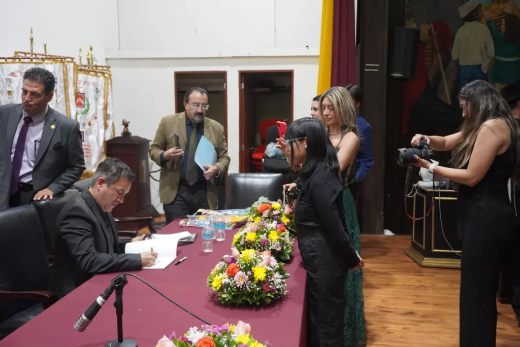 Manjarrez garantiza al público que la lectura de su obra genera un "campo alucinógeno" que transforma la conciencia. AMEXI/Foto: Aaron Cruz.