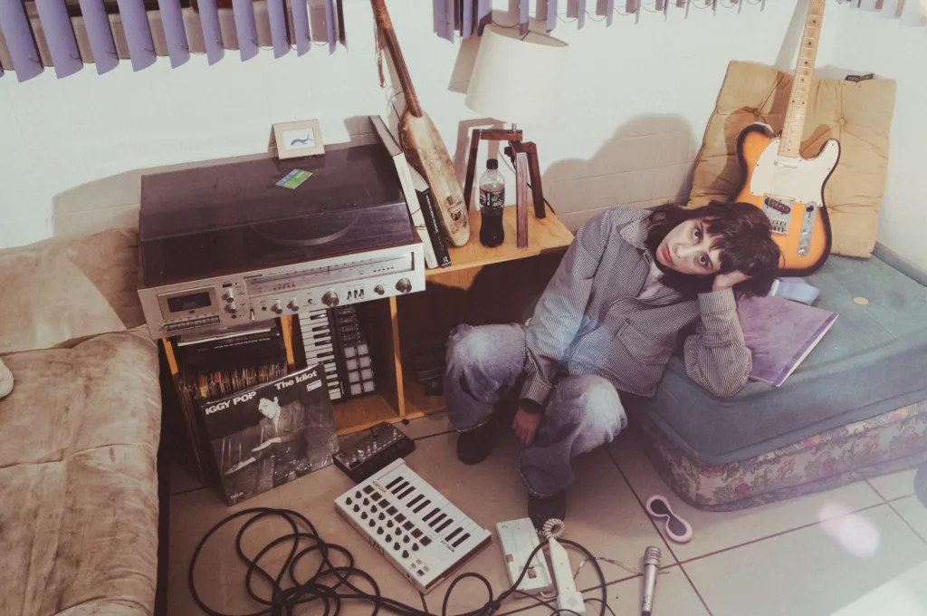 Angie Monroy & The Delirium mirando hacia arriba, en una foto promocional para el lanzamiento de su EP "Te soñé".