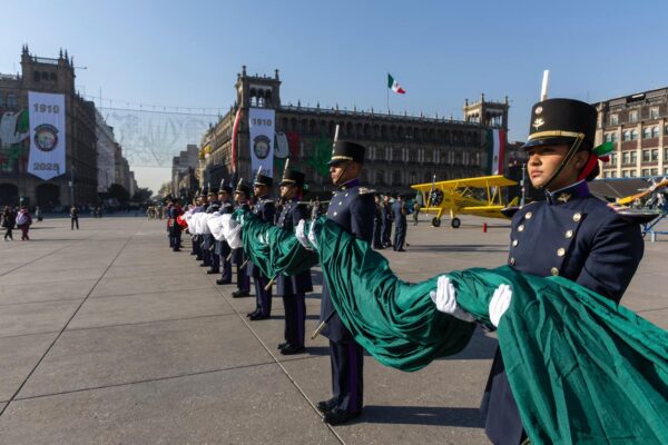 Reconocimiento a las mujeres en el Desfile civico-militar