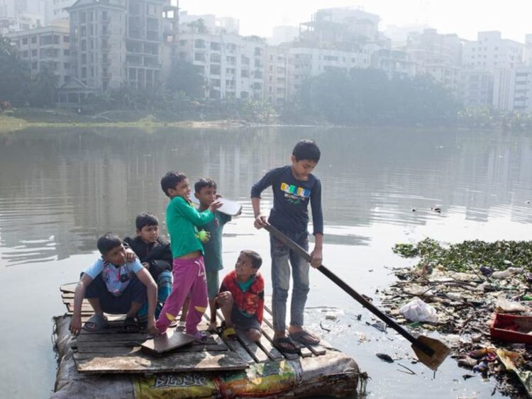 Más de 417 millones de niños en el mundo viven en pobreza extrema 