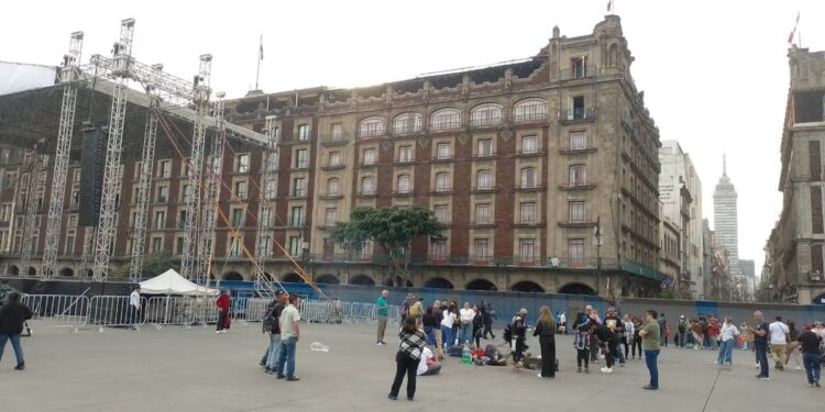 Amurallado, así se ve el Zócalo de la Ciudad de México este jueves