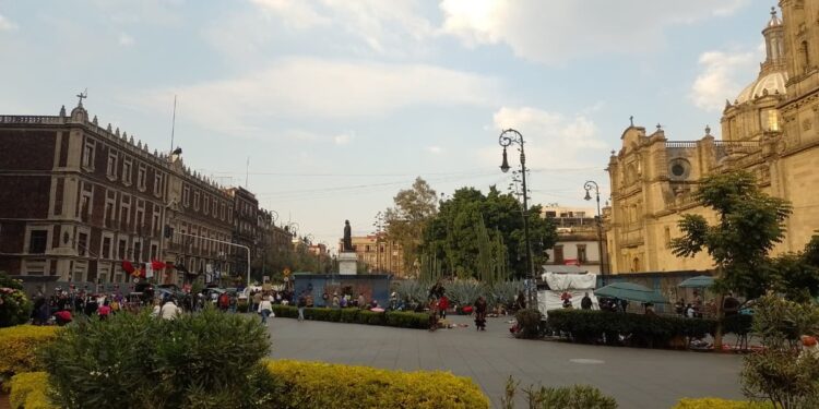 Amurallado, así se ve el Zócalo de la Ciudad de México este jueves