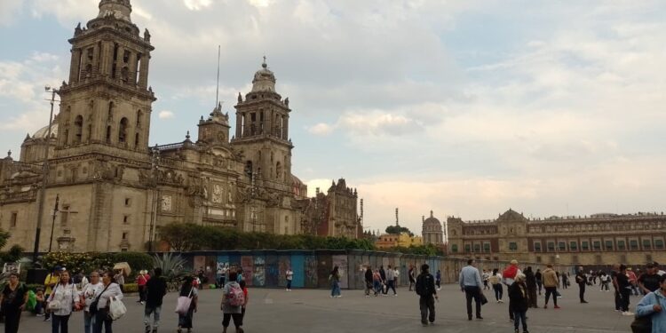 Amurallado, así se ve el Zócalo de la Ciudad de México este jueves