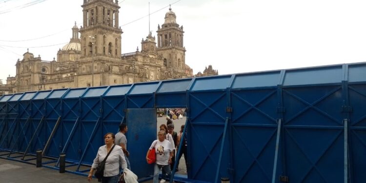 Amurallado, así se ve el Zócalo de la Ciudad de México este jueves