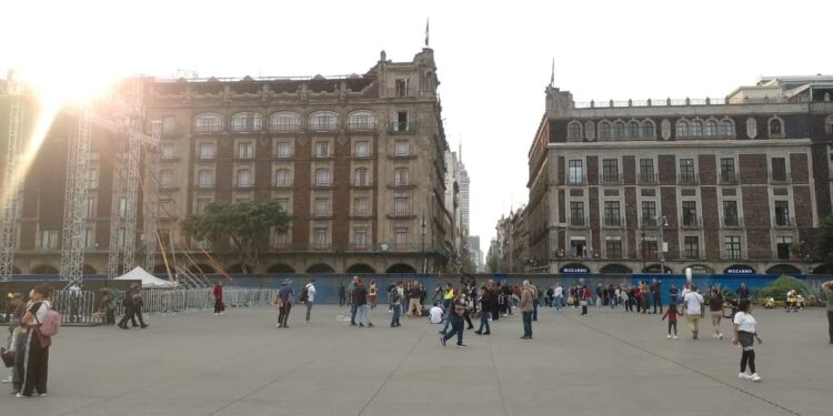 Amurallado, así se ve el Zócalo de la Ciudad de México este jueves