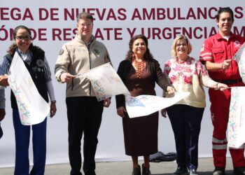 Entrega el gobierno capitalino nuevas ambulancias para el ERUM