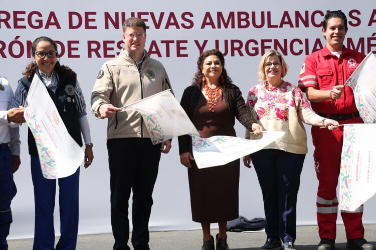 Entrega el gobierno capitalino nuevas ambulancias para el ERUM
