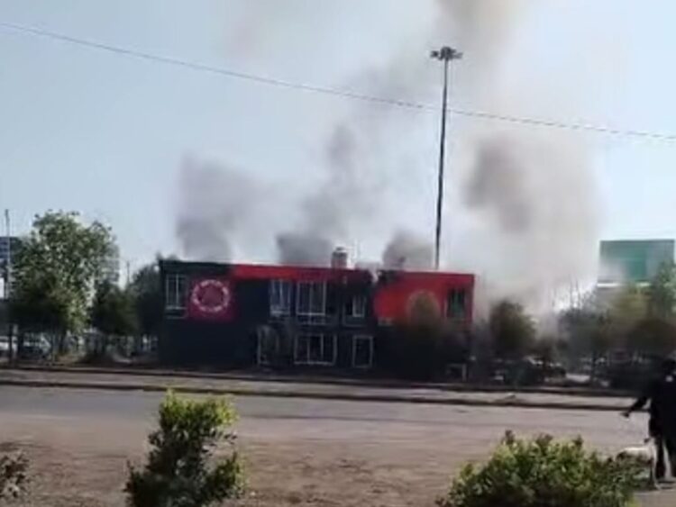 Explosión de pirotecnia provoca incendio en instalaciones de Protección Civil de Nezahualcóyotl. AMEXI Foto Captura de video