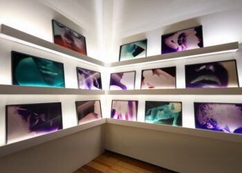 Vista de la exposición Columna Rota en el Museo de la Ciudad de México, con instalaciones artísticas y performances en vivo de artistas internacionales.