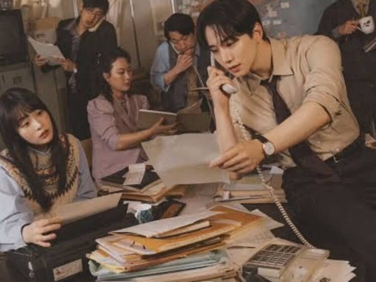 Imagen oficial de la serie Familia Typhoon mostrando a los personajes principales en escena dramática.