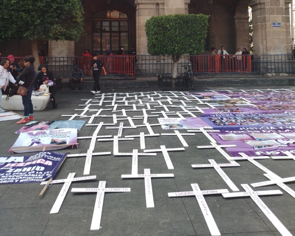 Desde el zócalo de la CDMX, la colectiva Voces de la Ausencia, partieron en marcha este 23 de noviembre del 2025, por las víctimas del feminicidio