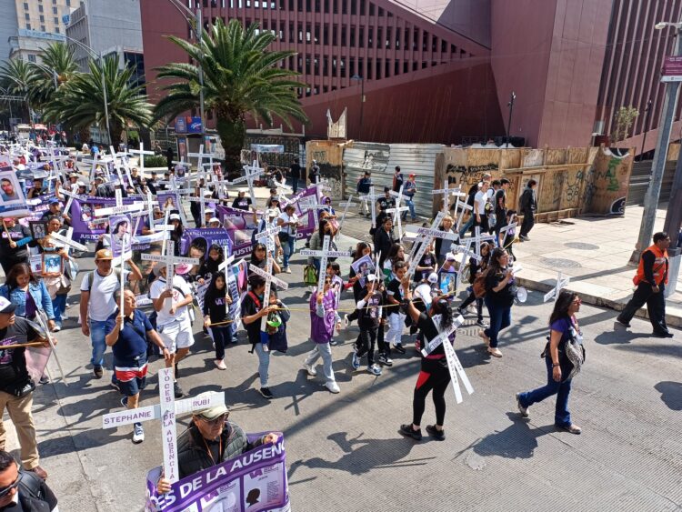 Día de muertas, familiares de víctimas del feminicidio y de mujeres desparecidas, marchan del zócalo al antimonumento Voces Abrazando Voces, exigiendo Justicia, Verdad y Reparación