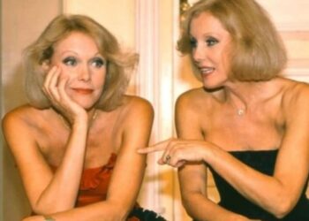 Gemelas Kessler jóvenes posando juntas durante su época dorada en el espectáculo.