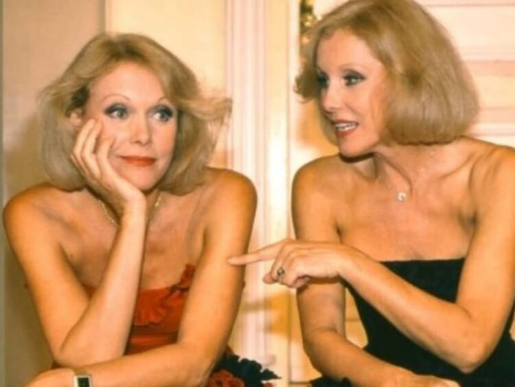 Gemelas Kessler jóvenes posando juntas durante su época dorada en el espectáculo.