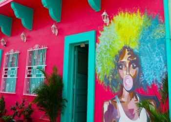 Casa colorida en el pintoresco barrio de Getsemaní, Cartagena, símbolo de su patrimonio cultural inmaterial