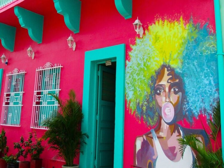 Casa colorida en el pintoresco barrio de Getsemaní, Cartagena, símbolo de su patrimonio cultural inmaterial